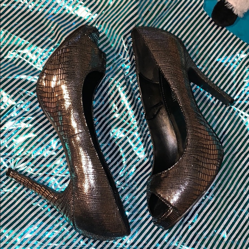 ✨DARK GRAY HEELS✨